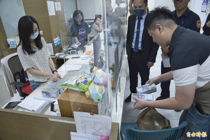 台東縣議長吳俊立涉農路弊案交保，花蓮縣長選戰備受關注；屏東新園工業區預計2030年完工