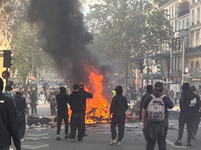 歐洲多地爆發衝突：法國逮捕近2400人、義大利米蘭遭打劫，阿爾巴尼亞總理拒絕下台