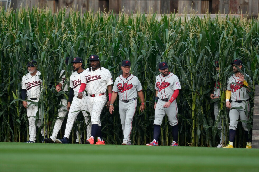26 Hall of Fame Members Appear at Field of Dreams Game