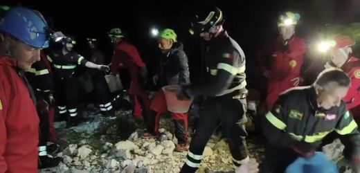 31-jähriger Wanderer in sardischer Höhle verschüttet, Rettungsarbeiten laufen