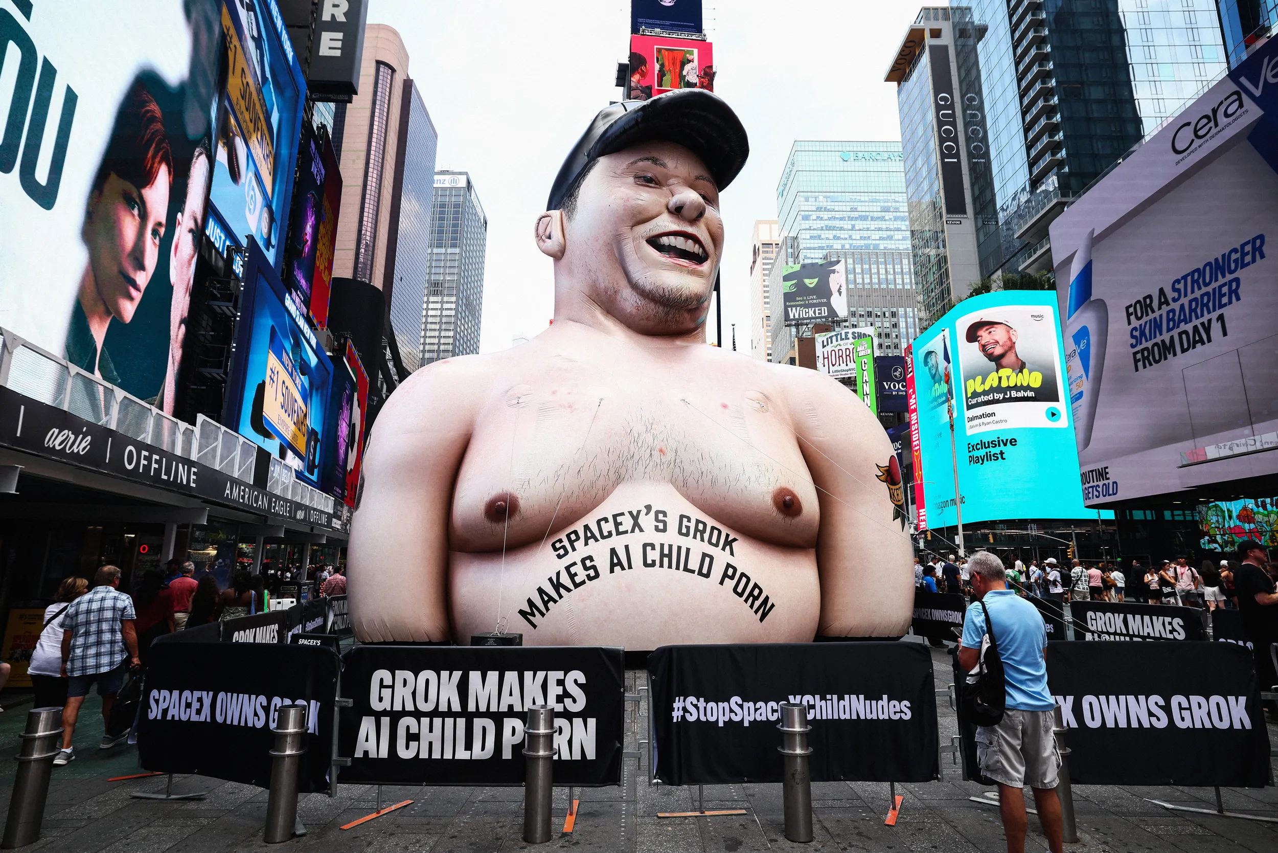 Grok के विरोध में Times Square में Elon Musk का 40 फीट ऊंचा पुतला लगाया गया