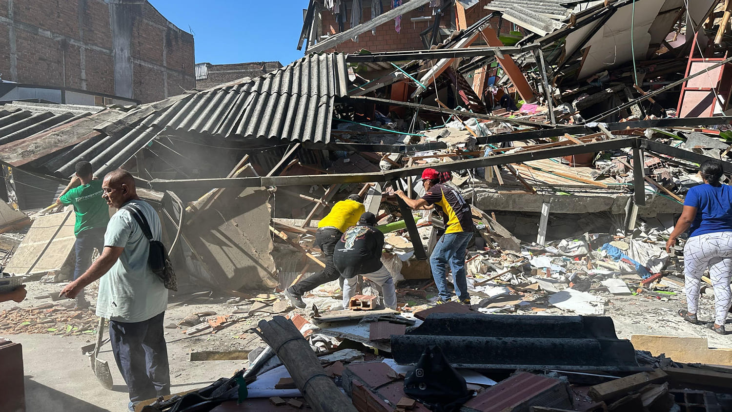 Terremoto de magnitud 7.4 deja más de 130 muertos en Colombia e impone toque de queda