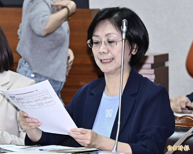 國民黨立委翁曉玲涉插隊偷拍引爭議，中國官媒反捧