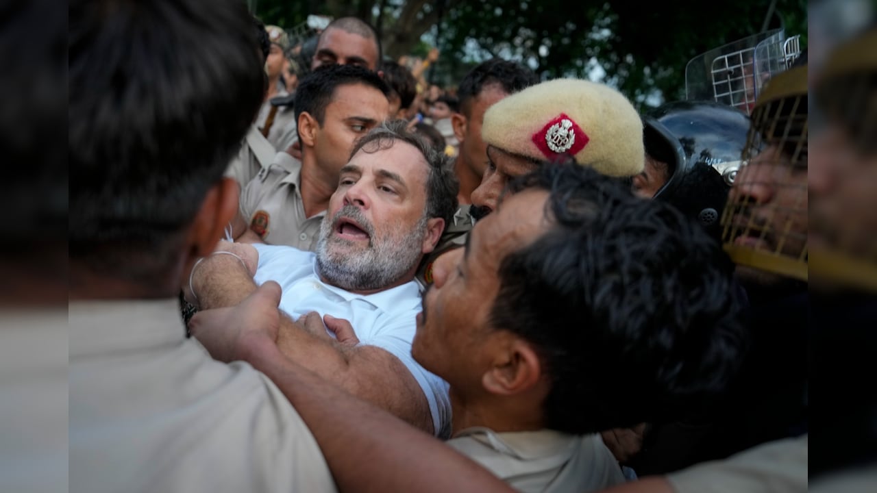 सोनिया गांधी और प्रियंका गांधी मंदिर मार्ग थाने पहुंचीं; कॉकरोच जनता पार्टी का विरोध प्रदर्शन जारी