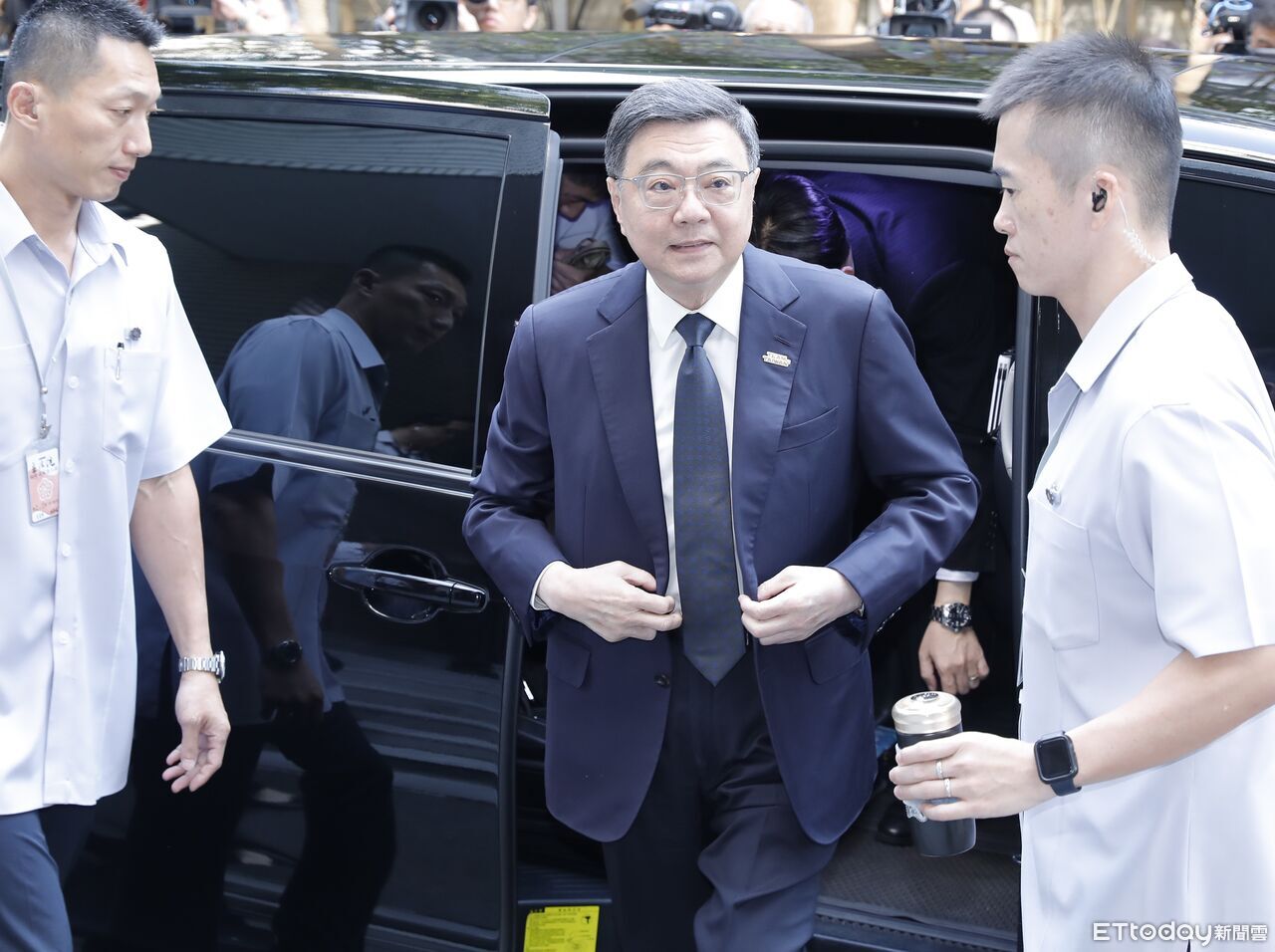 韓國瑜批評不副署讓台灣「腎虛」，卓榮泰反駁並呼籲立法院配合預算審查