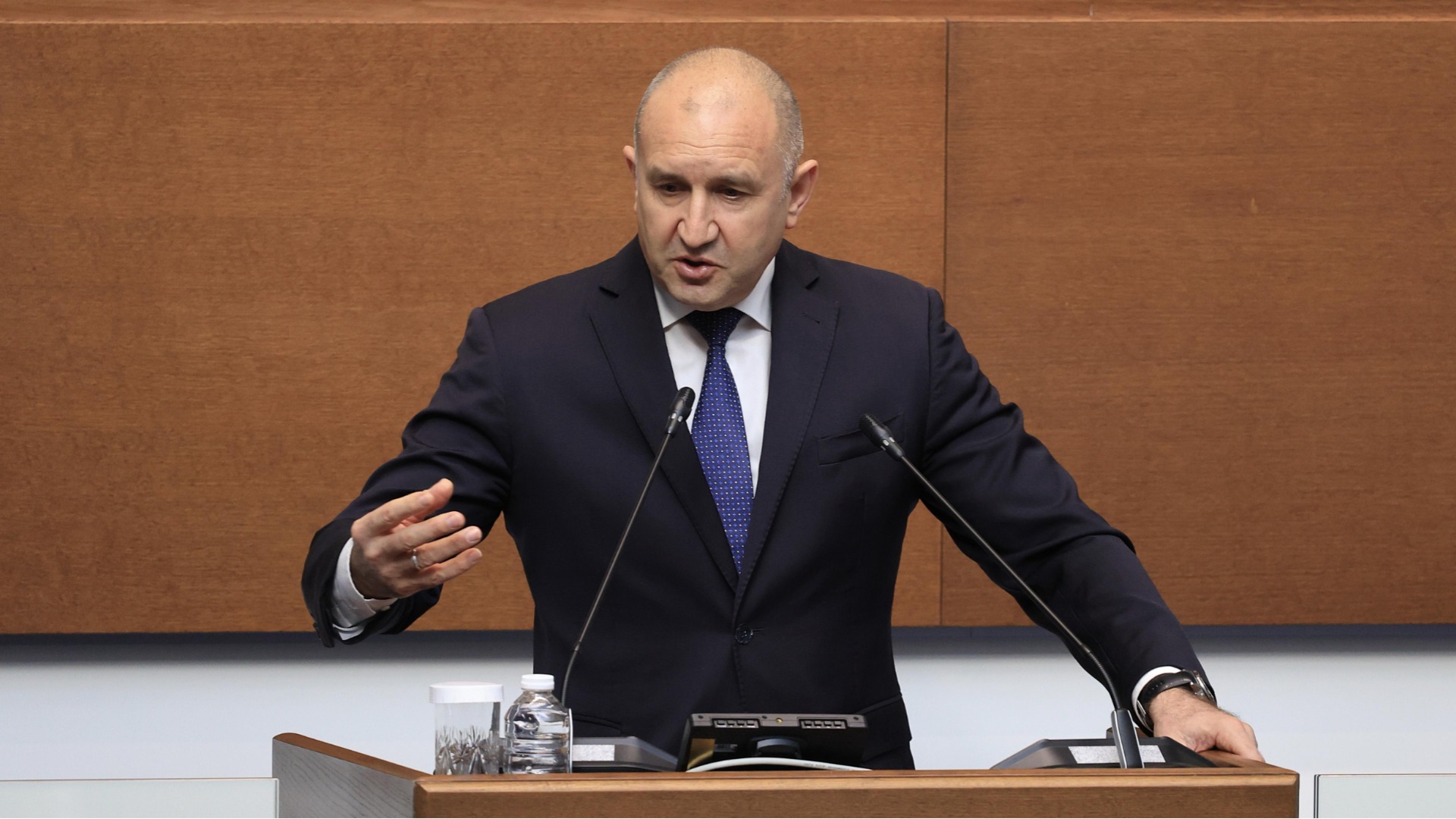 Радев призова председателя на ДАНС да не разкрива подробности около разследването на палежа на антени на Starlink и атаките с дронове в Черно море