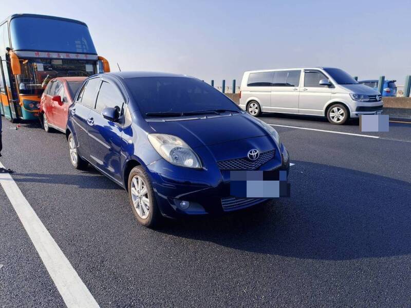 國道三號彰化路段四車追撞，台中私校交通車受損，兩人輕傷