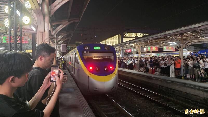 台南車站舊站湧入人潮，見證百年鐵道告別