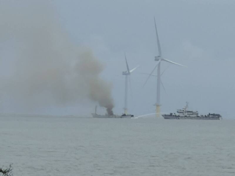 新竹外海漁船起火，四名船員跳海逃生獲救
