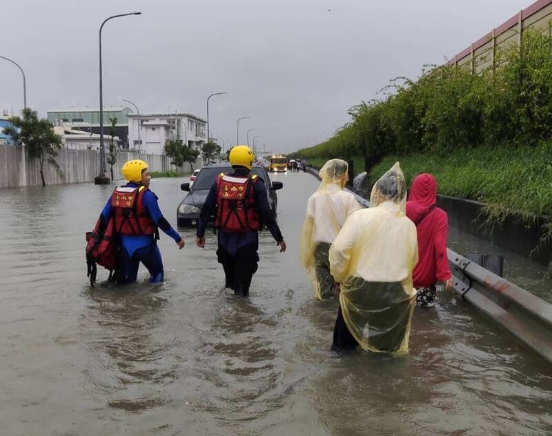 台南暴雨成災，多處道路封閉，台鐵一度停駛