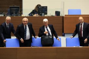 Операция по овладяване на ударен от дрон кораб временно прекратена заради влошени метеорологични условия