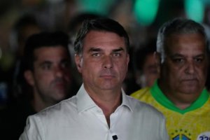 Флавио Болсонару напуска Бразилия след загуба на изборите, изправен пред опасност от арест