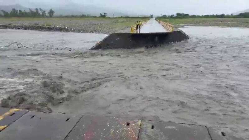 花蓮玉長便道遭洪水沖毀，男子騎車上班失聯中