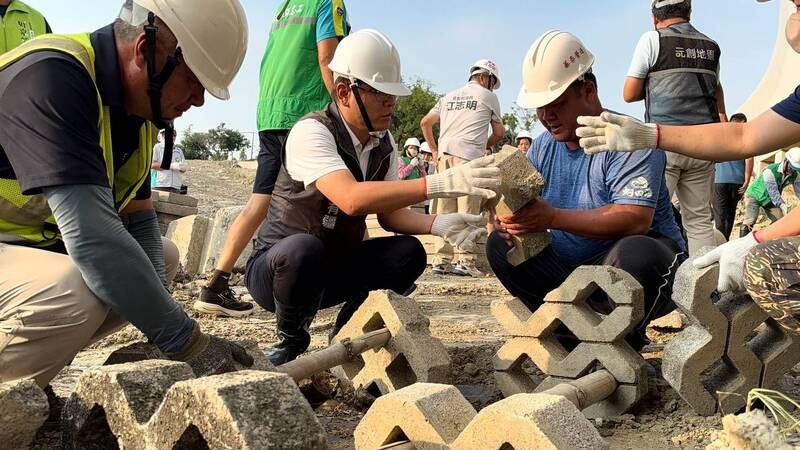 嘉義大林頂員林埤塘改造完成在即，居民打造生態避難所；蔣萬安選情趨緊，中間選民或成關鍵