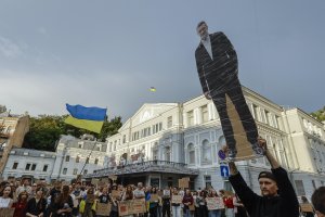 Протести в Украйна с искане за възстановяване на отстранения министър на отбраната