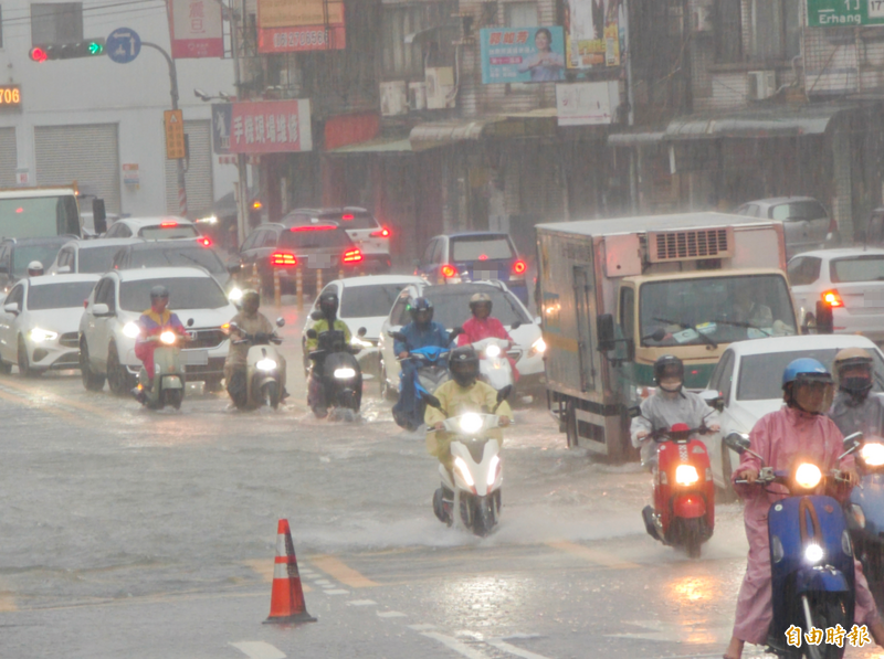豪雨重創南台灣，多地停班停課