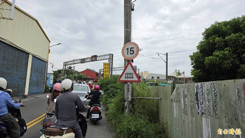 彰化市崙美路塞車原因曝光：台鐵工工程限速，通勤時間恐增長