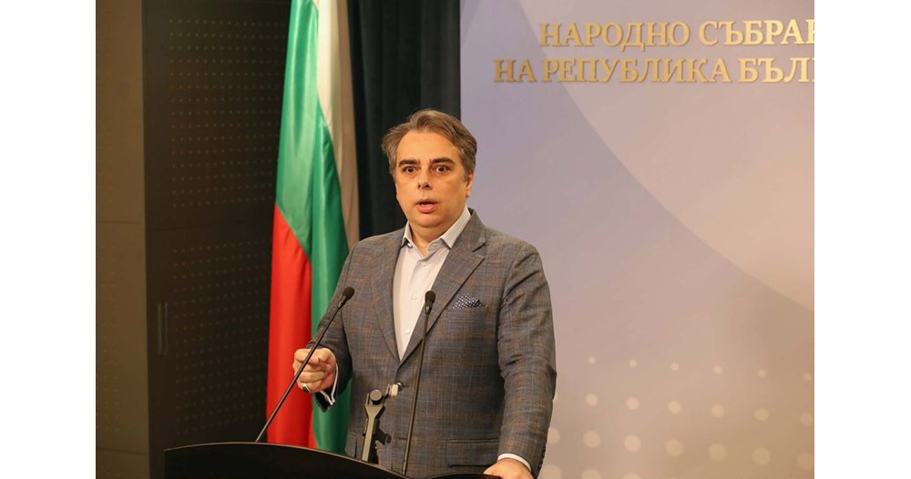 Асен Василев призова Михаела Доцова да подаде оставка заради инцидент с журналистка