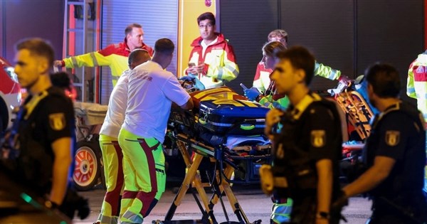 柏林同志大游行遭汽车冲撞，造成一人死亡十五人受伤