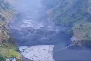 Наводнение в Непал отнесе къщи, мостове и водноелектрическа централа след свлачище