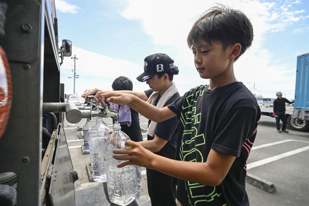 熊本强震停电断水叠加酷暑，政府紧急运送移动空调