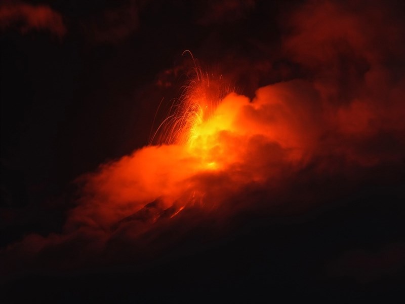 中美洲最活跃火山“火峰”爆发，危地马拉发布橙色警报并撤离附近居民