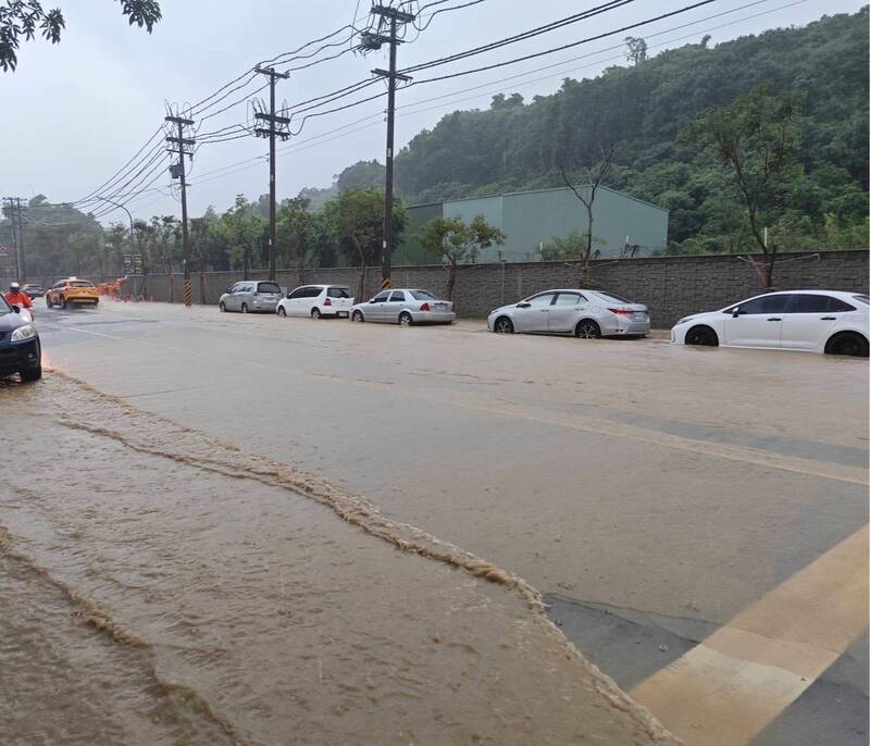 高雄鼓山抽水站完工後又遇淹水，議員質疑成效