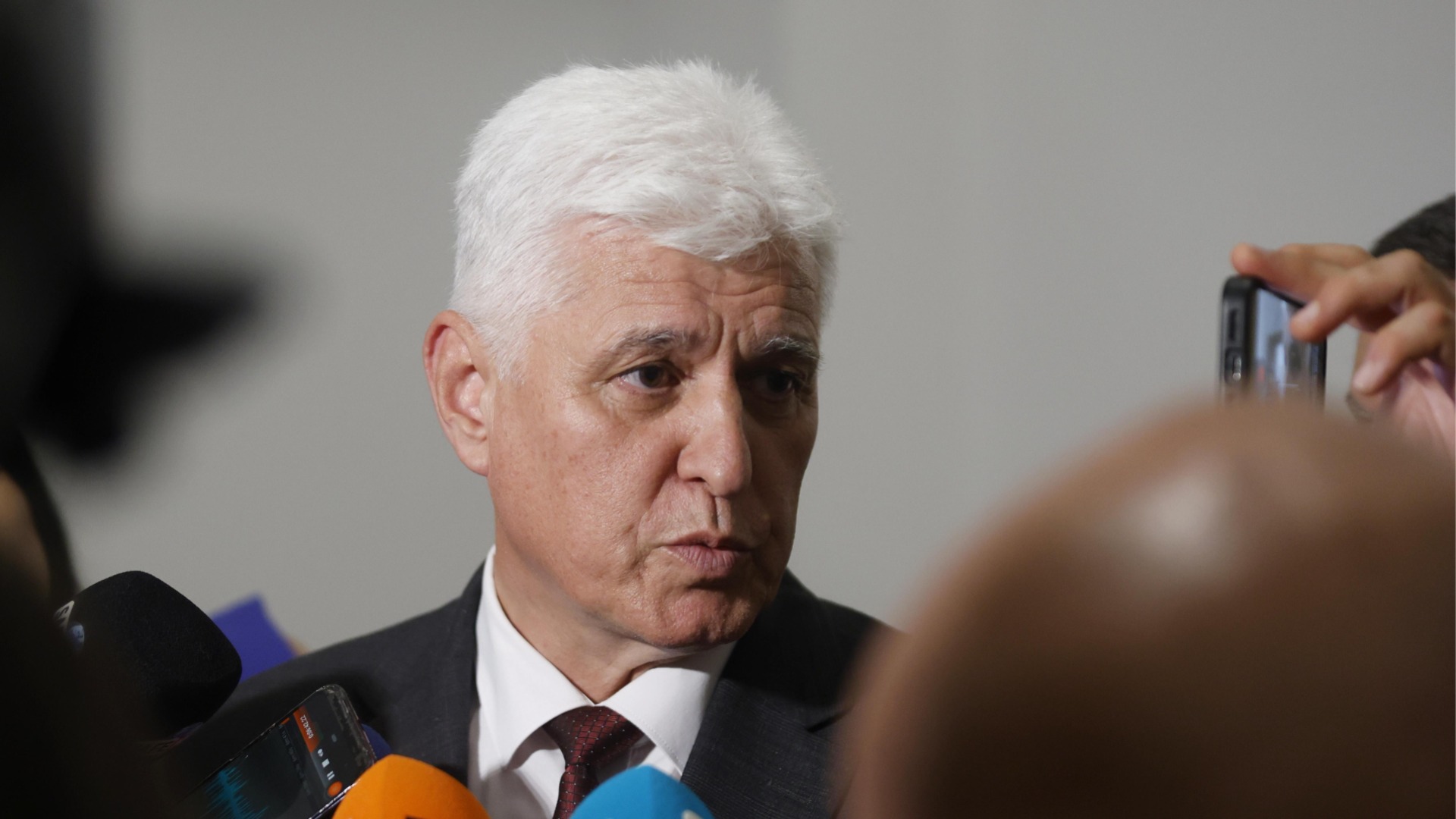 България под закрилата на НАТО и дебатите около отбраната