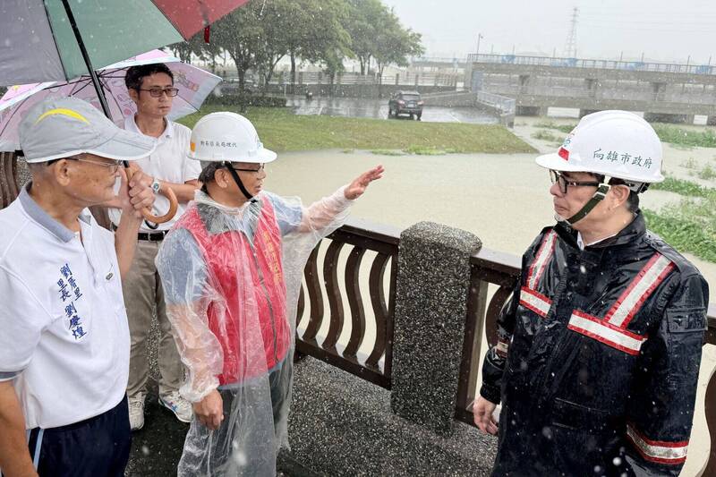 高雄豪雨成災，多區淹水，市府啟動一級開設