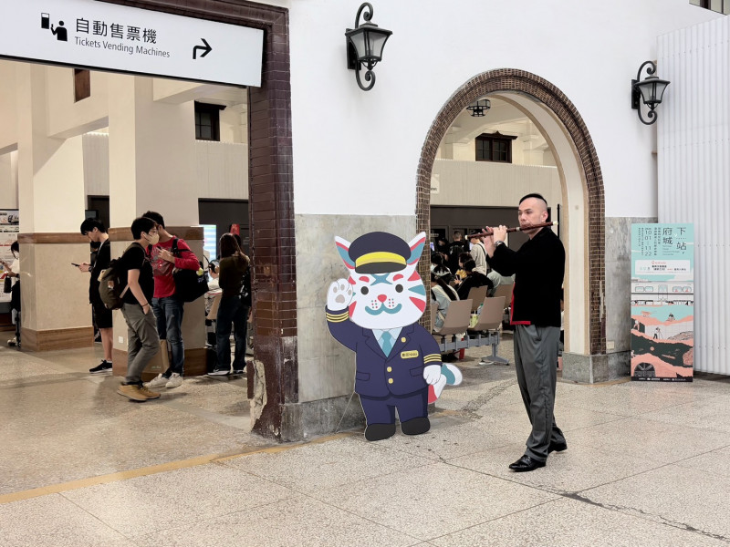 百年台南火車站變身音樂廳，旅客候車時可欣賞國樂快閃演出