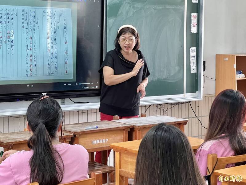 屏東教師張玉美以格律歌謠教學獲獎，華視宣布重返亞運轉播，與新北捷運爭議及政治動向並存
