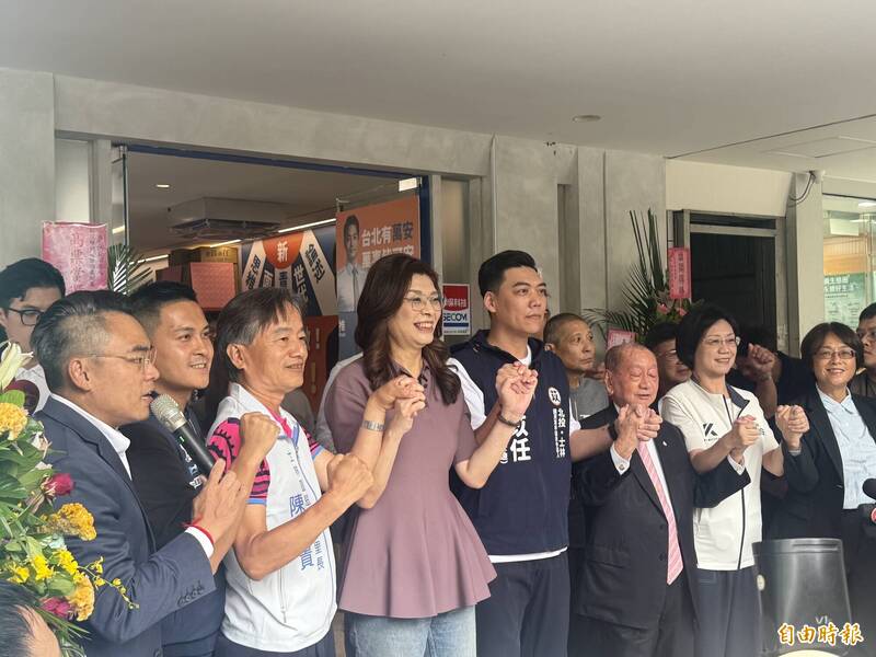 賴苡任競選辦公室開幕，鄭麗文現身力挺