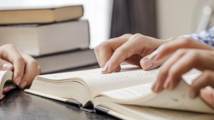 Преподаватели се противопоставят на предложението на Радев за единен учебник