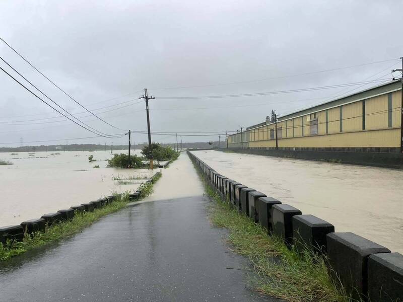 高雄及台南豪雨成災，多處道路淹水