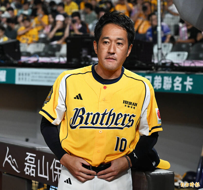 陳傑憲外野守備失誤引發討論，平野惠一分析燈光影響與球員反應