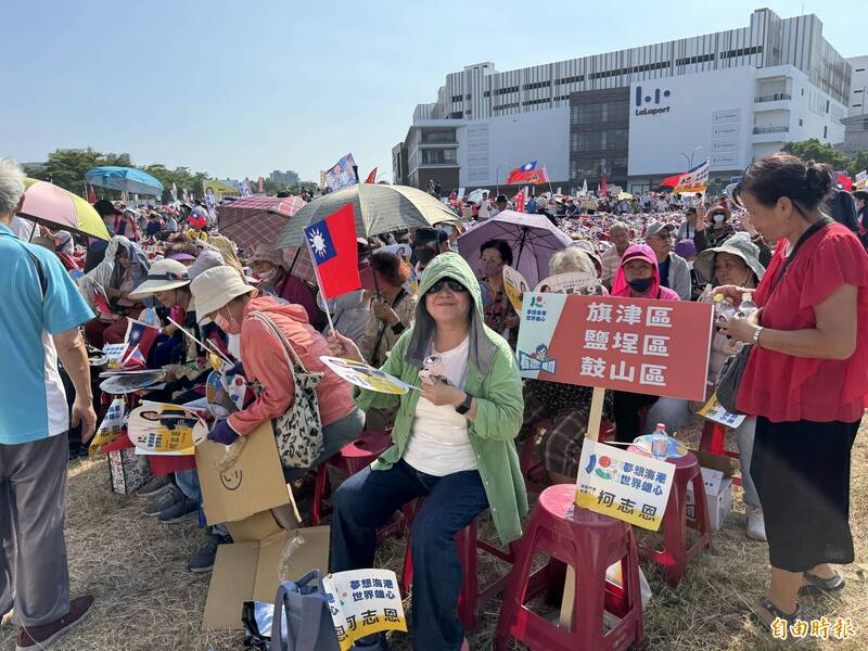 柯志恩鳳山造勢活動湧國旗海，與中秋活動檢調動作引發關注