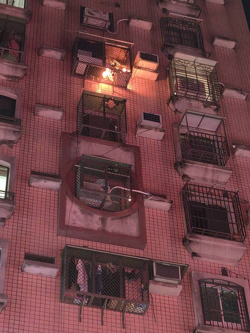 高雄大樓陽台深夜起火，男子中秋放煙火釀災