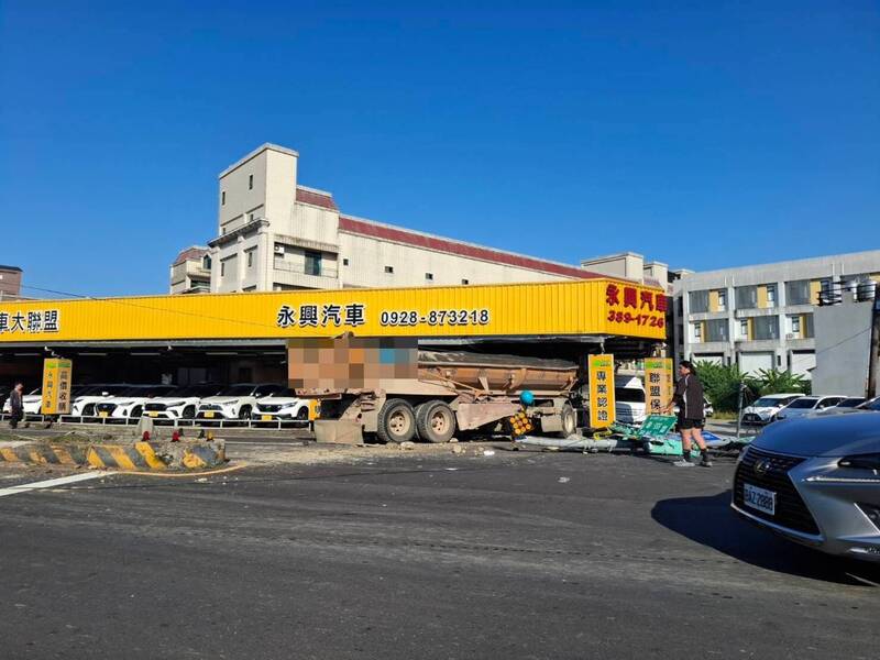 桃園砂石車衝撞中古車行造成三百萬損失，舉重女神洗腳孝親，南投茶博創下新高，蘋果庫克訪華