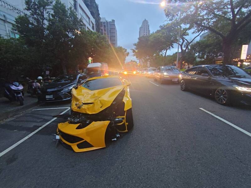 台中發生的超跑車禍與知名早餐店歇業