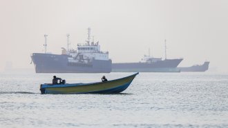 Трафикът през Ормузкия проток спадна до най-ниските си нива от седмици