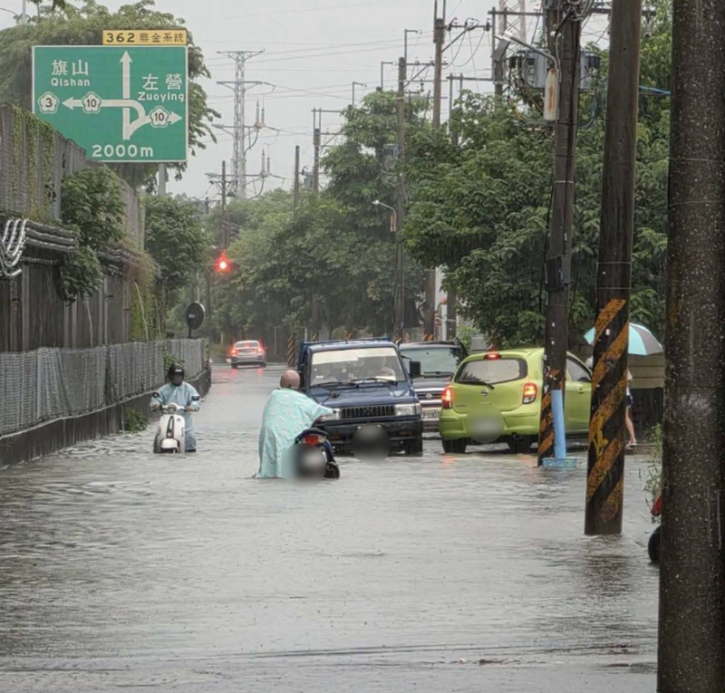 八月二十三日台灣多地宣布停班停課，因應低壓帶及西南風豪雨
