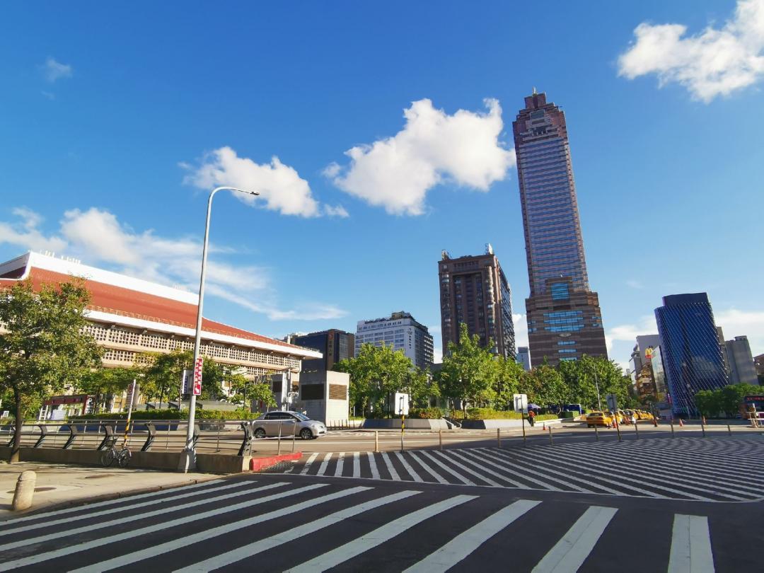 台北車站商圈老透天交易熱絡，建商搶進、公托中心興建，台南國道事故造成多車連撞