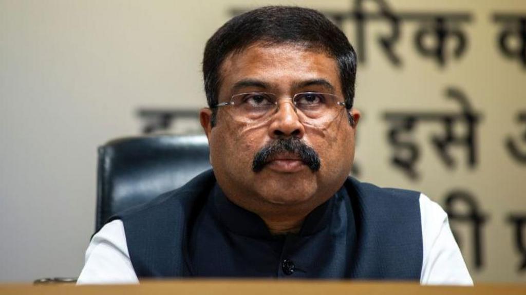 धर्मेंद्र प्रधान ने शिक्षा मंत्री पद से इस्तीफा दिया