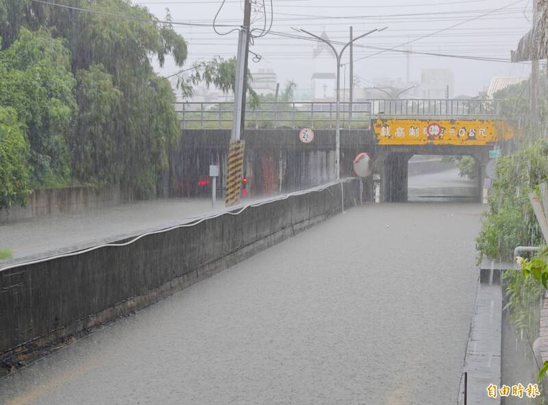 台南及高雄豪雨成災，多處路段積水