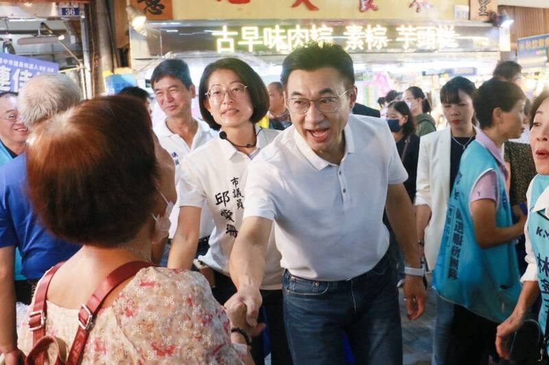 台中市長選戰倒數70天，藍綠陣營造勢與掃街策略各異；國民黨議員指選舉恐慌