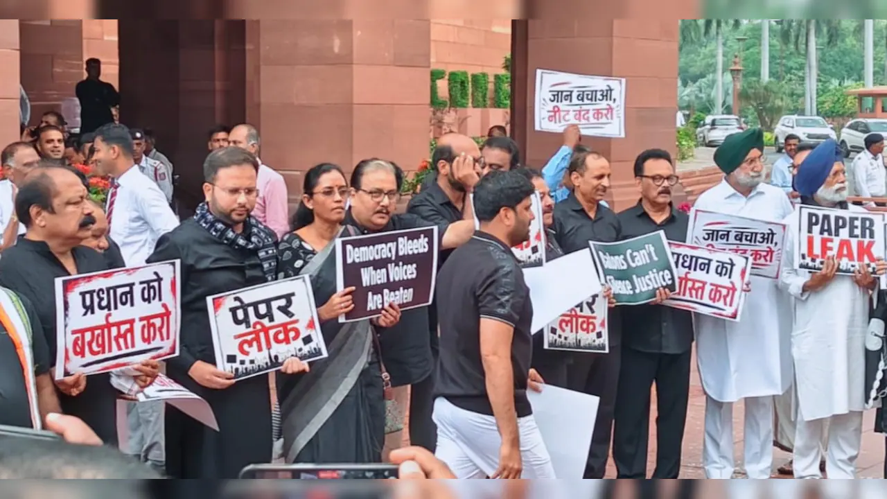 लोकसभा में हंगामा और विभिन्न शहरों में विरोध प्रदर्शन
