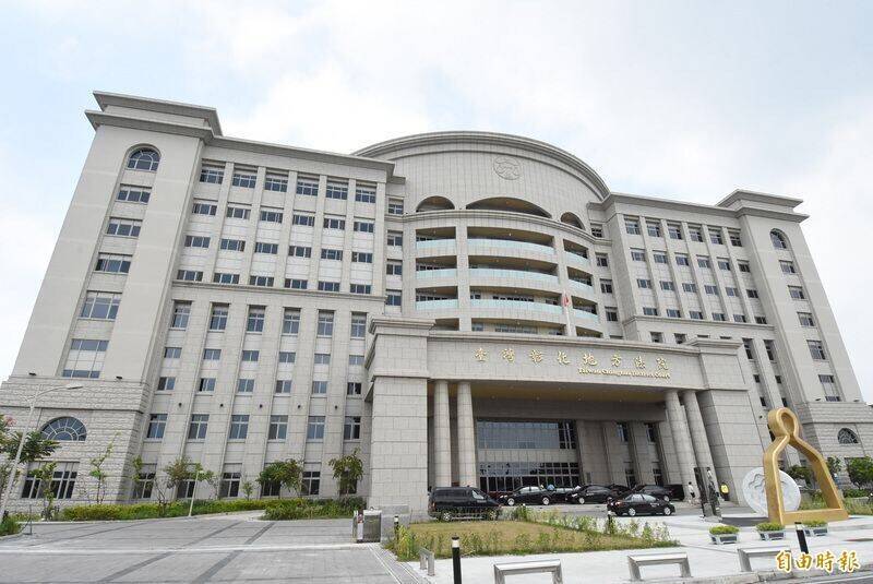 直播主遭簡訊騷擾，女子因包包結識後遭提告；台中生技公司老闆打教官