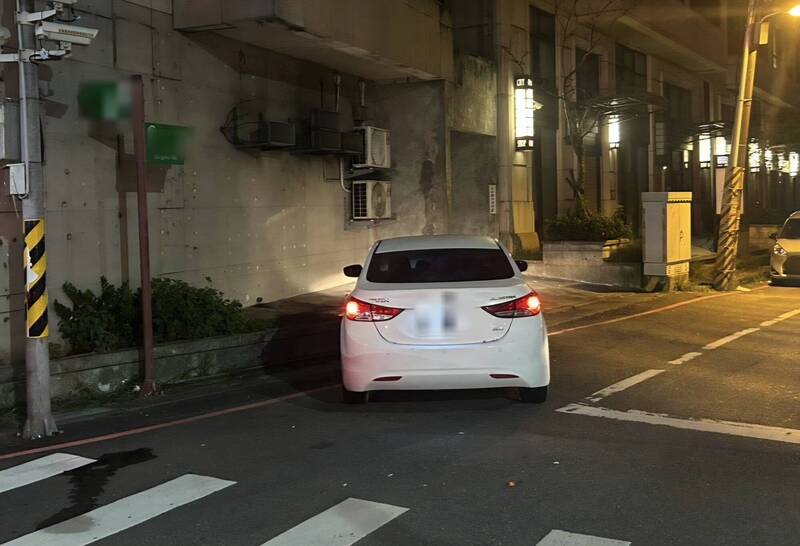 宜蘭男子毒駕違規迴轉自撞石墩 險撞紅燈機車