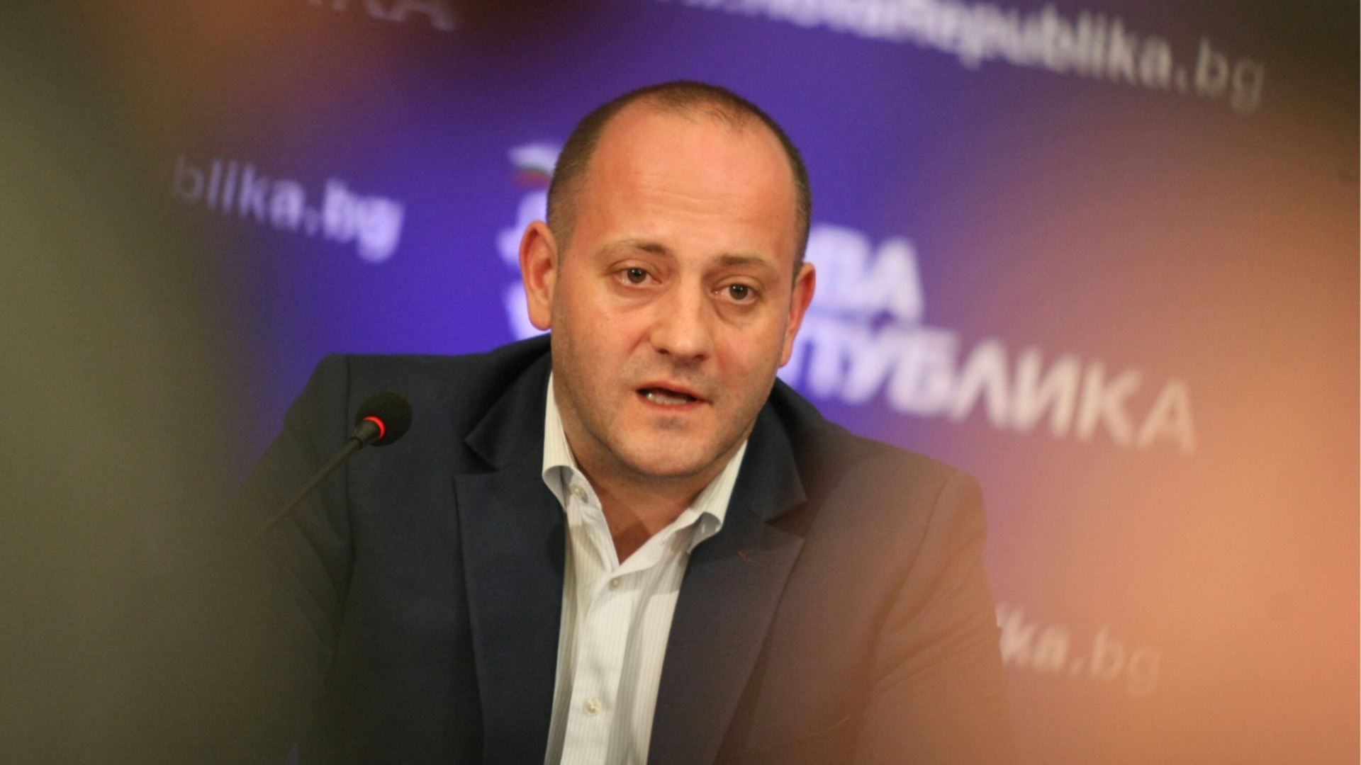 Напрежение преди балотажа: Обвинения за скрита договорка между Радев и Костадинов