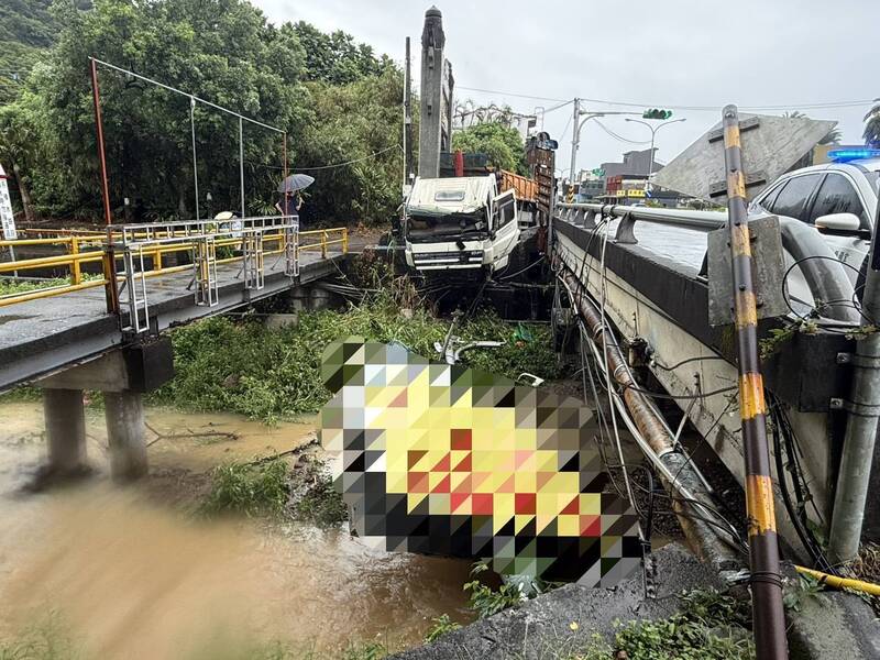 宜蘭曳引車失控衝入水溝，造成道路損毀